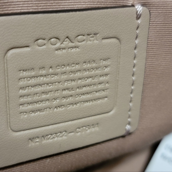 Authentic Coach Pace Shoulders Bag, Cream color with adjustable shoulder strap - Picture 11 of 16